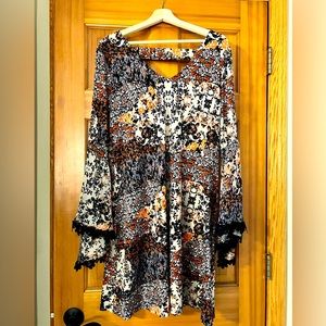 Floral dress with lace sleeves, size XL